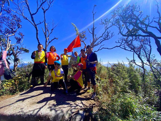Khám phá 5 cung đường trekking đẹp nhất Việt Nam - Ảnh 1.