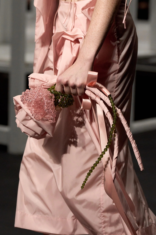 Họa tiết hoa hồng của Dolce&Gabbana, Balmain… tặng cảm xúc mùa xuân cho phái nữ- Ảnh 12.