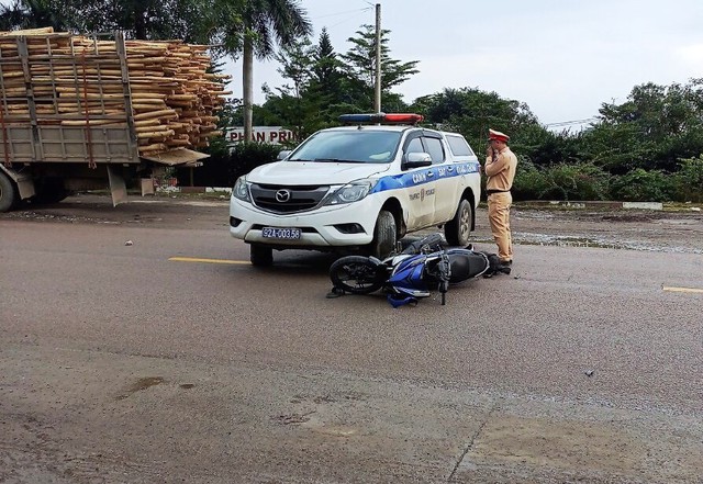 Một người đi xe máy tử vong sau cú va chạm với xe CSGT Quảng Nam- Ảnh 1.
