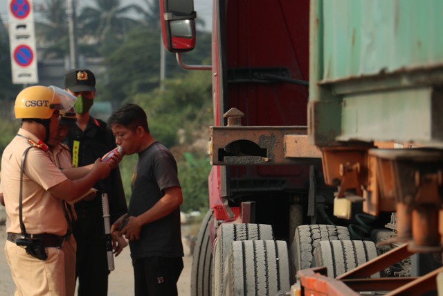 Cao điểm Tết Nguyên đán Giáp Thìn: CSGT TP.HCM trở lại đo nồng độ cồn ban ngày- Ảnh 3.