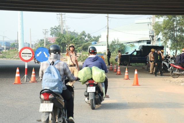 Cao điểm Tết Nguyên đán Giáp Thìn: CSGT TP.HCM trở lại đo nồng độ cồn ban ngày- Ảnh 4.