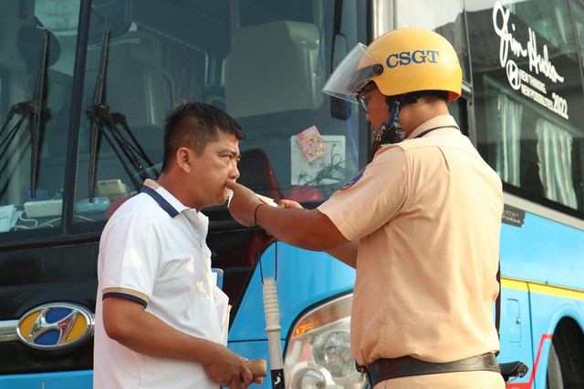 Cao điểm Tết Nguyên đán Giáp Thìn: CSGT TP.HCM trở lại đo nồng độ cồn ban ngày- Ảnh 2.