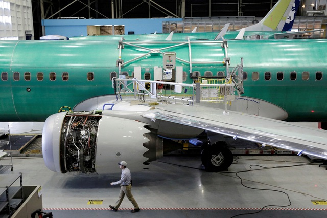 Boeing chính thức bị điều tra sau sự cố bung một phần thân máy bay giữa trời- Ảnh 1.