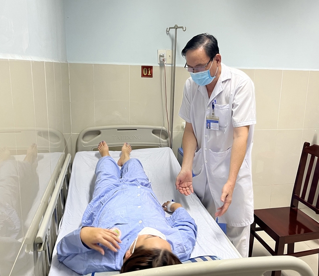 BS.CK2 Lê Văn Công thăm hỏi một bệnh nhân sau phẫu thuật.