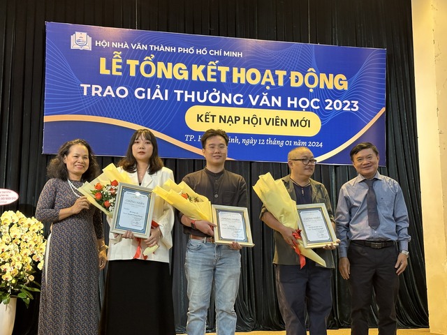 Hội Nhà văn TP.HCM trao giải thưởng văn học năm 2023- Ảnh 2.