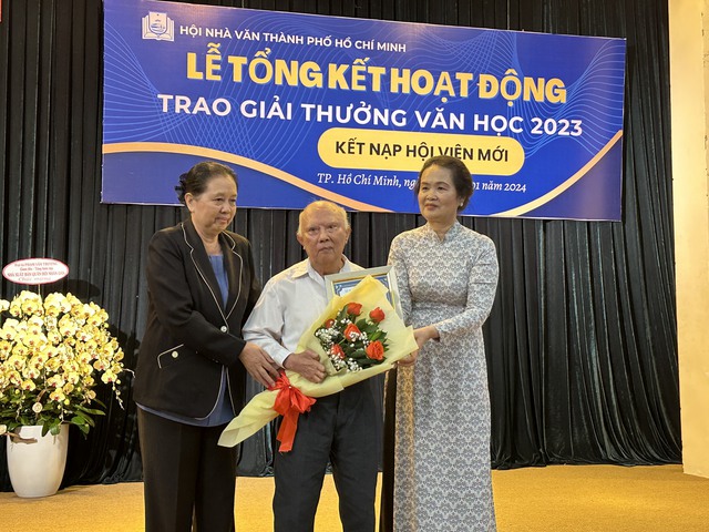 Hội Nhà văn TP.HCM trao giải thưởng văn học năm 2023- Ảnh 5.