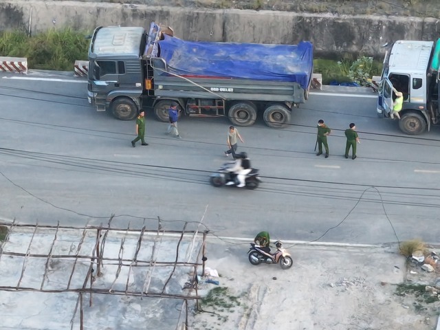 Ninh Hòa: Kiểm tra loạt xe tải có hành vi đổ chất thải ra môi trường- Ảnh 4.