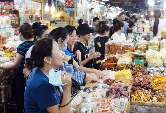 Cảnh mua bán hàng tết tại chợ An Đông (Q.5, TP.HCM) ngày 13.1 ẢNH: ĐÀO NGỌC THẠCH