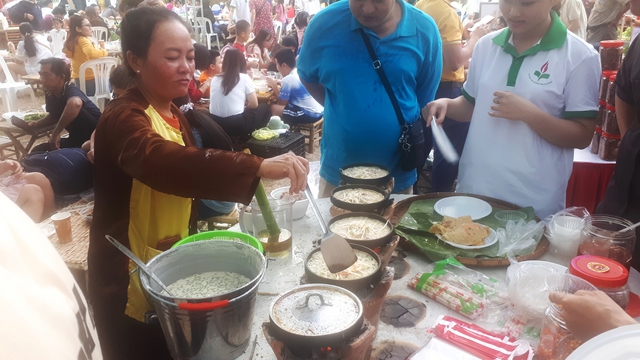 Người dân, khách Tây nườm nượp thưởng thức ẩm thực xứ Quảng tại 'Sắc quê Quảng Ngãi' ngày cuối- Ảnh 2.