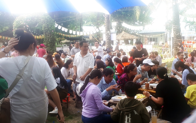 Người dân, khách Tây nườm nượp thưởng thức ẩm thực xứ Quảng tại 'Sắc quê Quảng Ngãi' ngày cuối- Ảnh 3.
