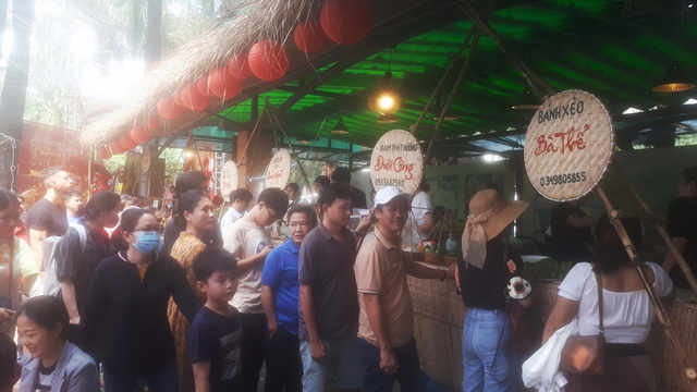 Người dân, khách Tây nườm nượp thưởng thức ẩm thực xứ Quảng tại 'Sắc quê Quảng Ngãi' ngày cuối- Ảnh 1.
