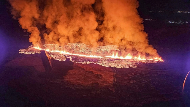 Núi lửa phun trào ở Iceland, dung nham đỏ rực đe dọa thị trấn- Ảnh 1.