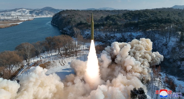 Triều Tiên xác nhận phóng tên lửa bội siêu thanh, ông Trump bất ngờ lên tiếng- Ảnh 1.