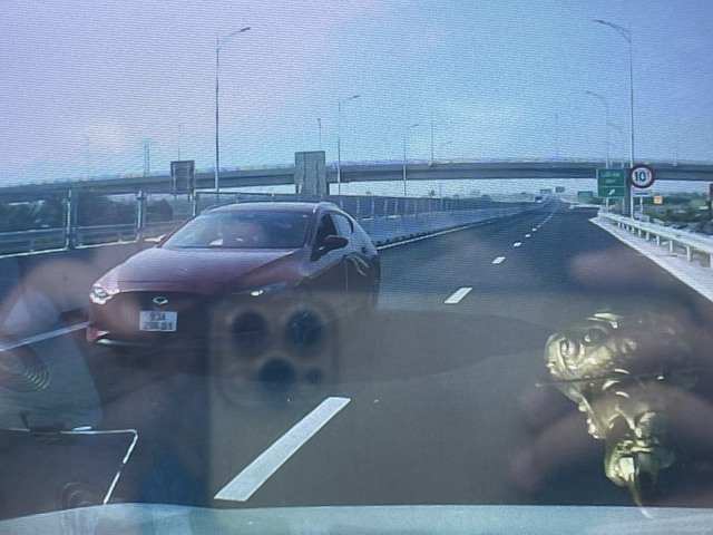 Hoảng hồn với ô tô chạy ngược chiều cao tốc Mỹ Thuận - Cần Thơ- Ảnh 3.