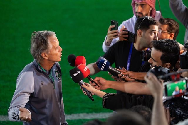 HLV Mancini bị CĐV Ả Rập Xê Út chỉ trích vì loại nhiều đồng đội của Ronaldo- Ảnh 1.