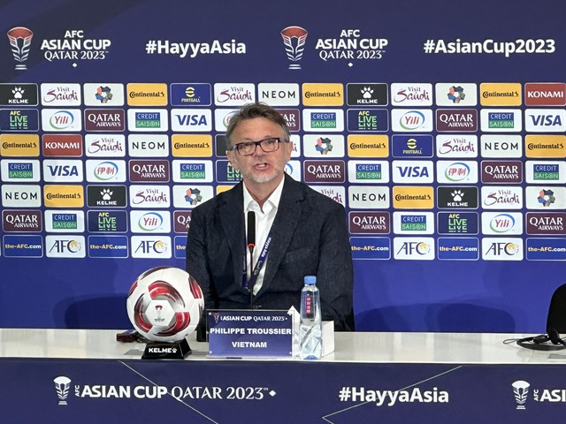 HLV Troussier: 'Chỉ trích tôi thì được, đừng chê trách học trò của tôi'- Ảnh 1. HLV Troussier: 'Chỉ trích tôi thì được, đừng chê trách học trò của tôi'- Ảnh 1.