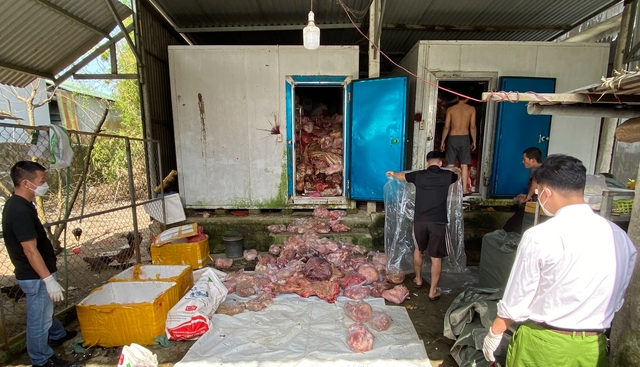 Phát hiện 3 tấn thực phẩm không rõ nguồn gốc, thịt bốc mùi hôi thối- Ảnh 1. Phát hiện 3 tấn thực phẩm không rõ nguồn gốc, thịt bốc mùi hôi thối- Ảnh 1.