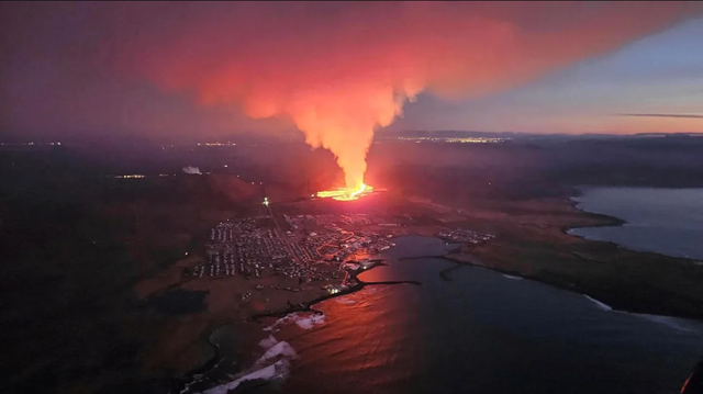 Dung nham núi lửa tràn vào thị trấn Iceland, 'nuốt chửng' nhà cửa- Ảnh 2.