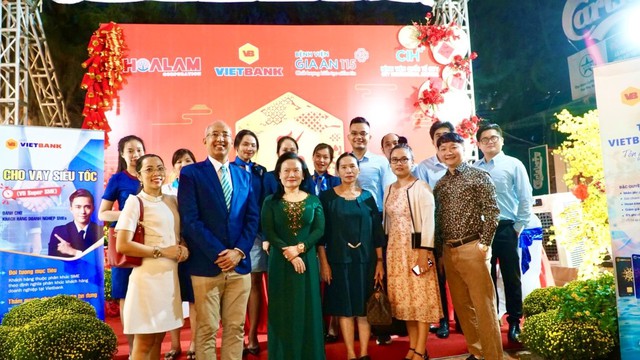 Bà Trần Thị Lâm - Chủ tịch Tập đoàn Hoa Lâm cùng các nhân viên tại không gian Sắc Quê Quảng Ngãi