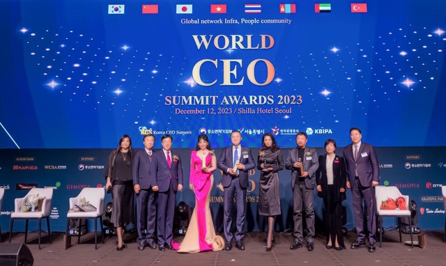 NTK Quỳnh Paris (Áo dài hồng đứng giữa) nhận Giải thưởng vinh dnah World CEO tại Summit Awards 2023 tại Hàn Quốc