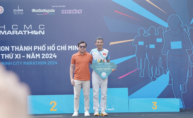 Ông Đặng Tuấn Kiệt đại diện Công ty Jemmia Diamond trao giải thương: VĐV Việt Nam đạt thành tích tốt nhất ở cự ly 42km