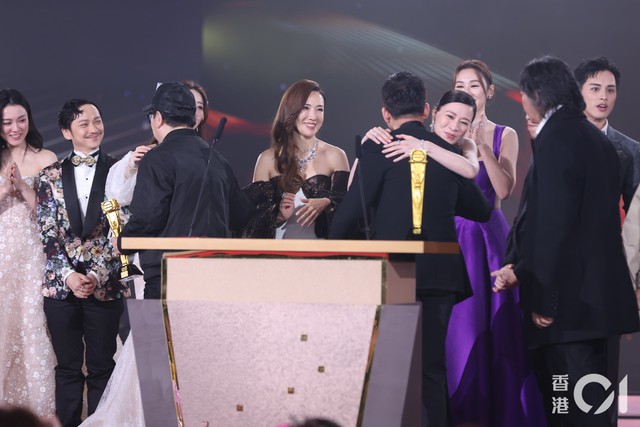 Xa Thi Mạn thắng giải Thị hậu TVB, nhận ba cúp vàng trong một đêm- Ảnh 4.