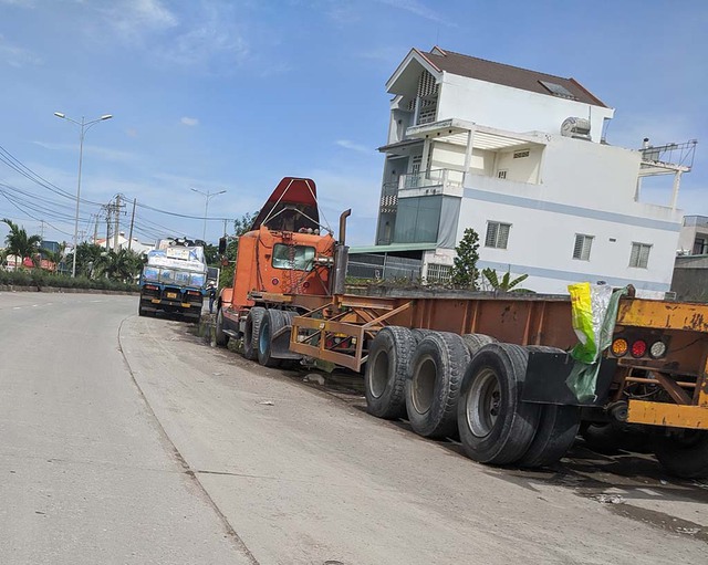 Xe tải, container đậu chiếm lòng đường- Ảnh 1.