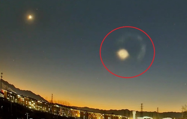 Xôn xao vì UFO xuất hiện trên bầu trời ở Trung Quốc- Ảnh 1.
