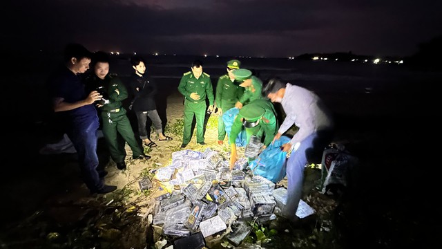 Phát hiện khoảng 287 kg nghi ma túy ở bờ biển Quảng Ngãi- Ảnh 2.