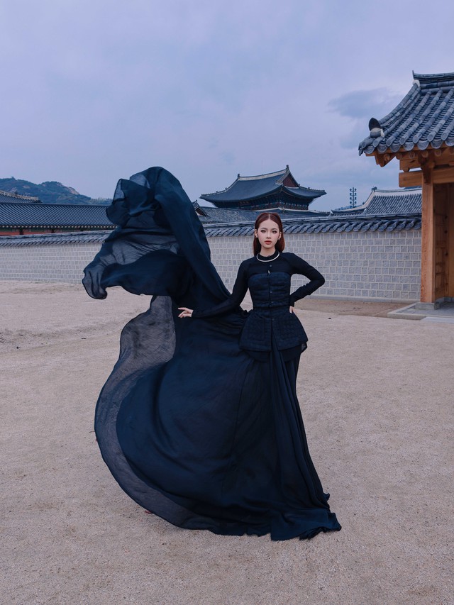 Người mẫu Việt diện yếm đào, thả dáng giữa cung điện lớn nhất Hàn Quốc- Ảnh 4.