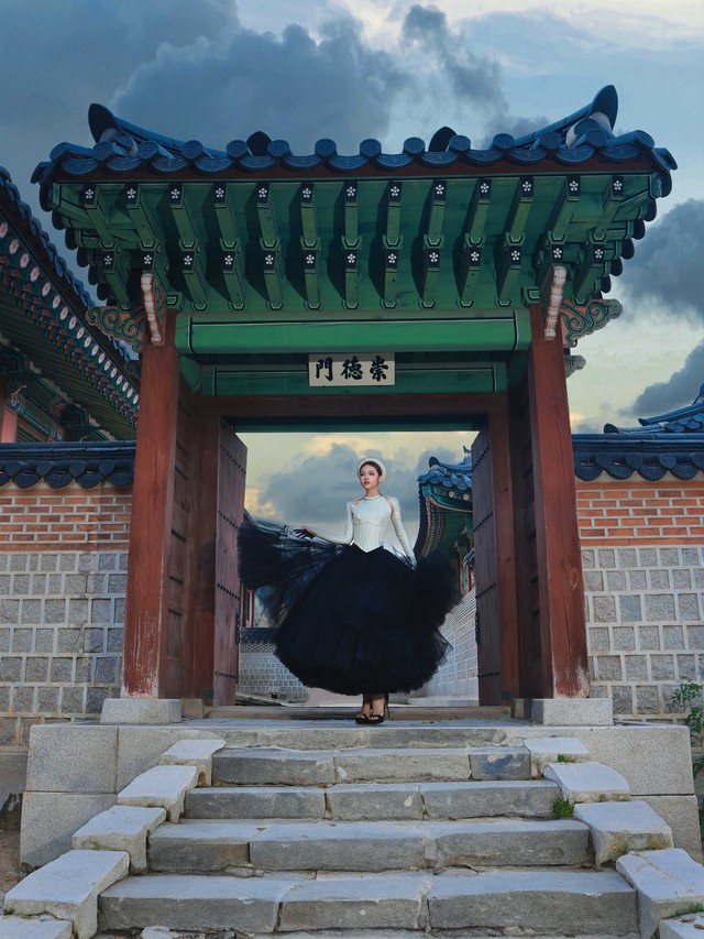 Người mẫu Việt diện yếm đào, thả dáng giữa cung điện lớn nhất Hàn Quốc- Ảnh 1.