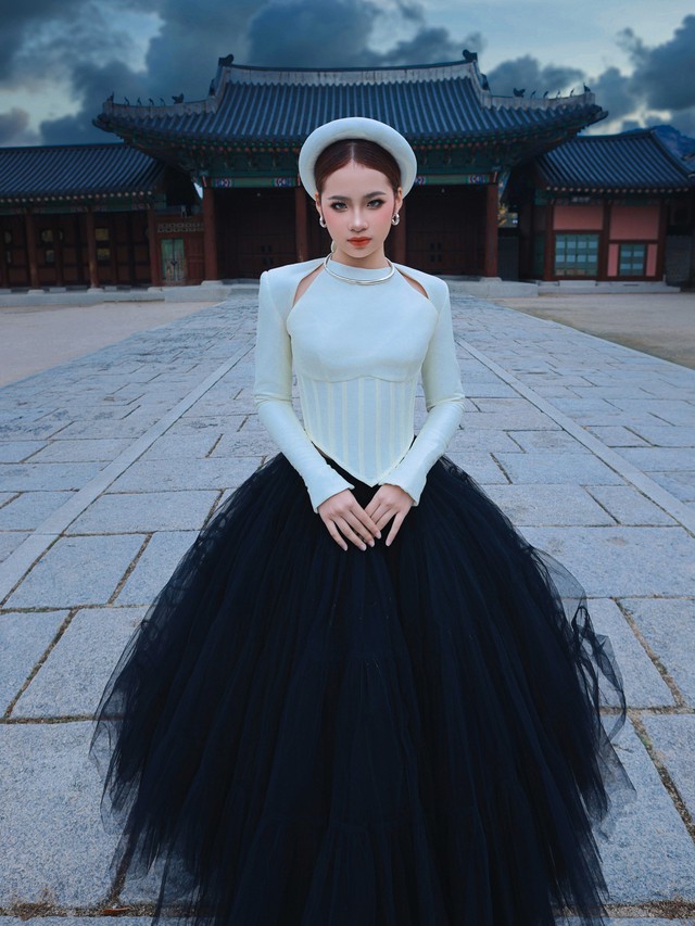 Người mẫu Việt diện yếm đào, thả dáng giữa cung điện lớn nhất Hàn Quốc- Ảnh 2.