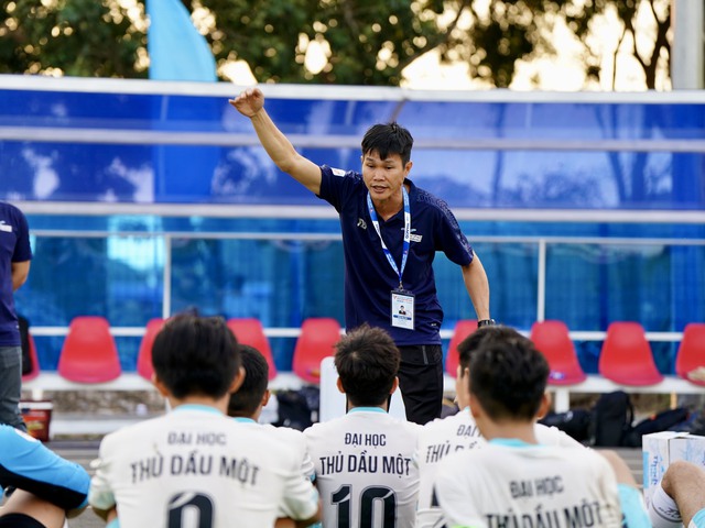 HLV Lê Văn Tèo đã chỉ đạo các càu thủ Trường ĐH Thủ Dầu Một chơi ấn tượng trong trận ra quân