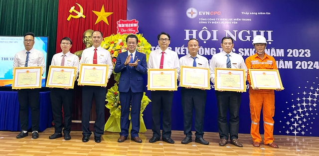 Ông Ngô Tấn Cư, Thành viên HĐTV, Tổng giám đốc EVNCPC trao bằng khen của EVN cho các cá nhân và tập thể  ẢNH: PC PHÚ YÊN