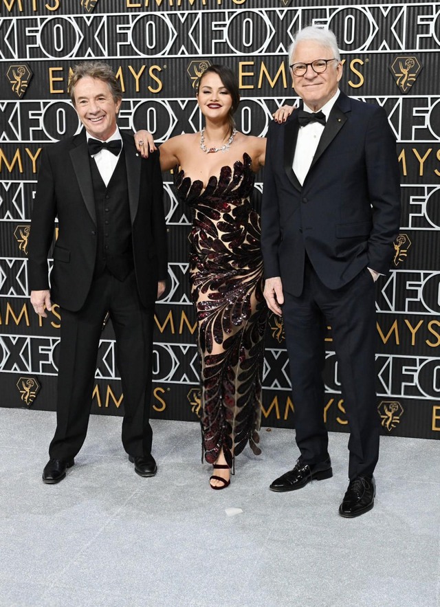 Selena Gomez lên đồ khét lẹt, nhiều mỹ nhân diện trang phục xuề xòa tại Emmy- Ảnh 6. Selena Gomez lên đồ khét lẹt, nhiều mỹ nhân diện trang phục xuề xòa tại Emmy- Ảnh 6.