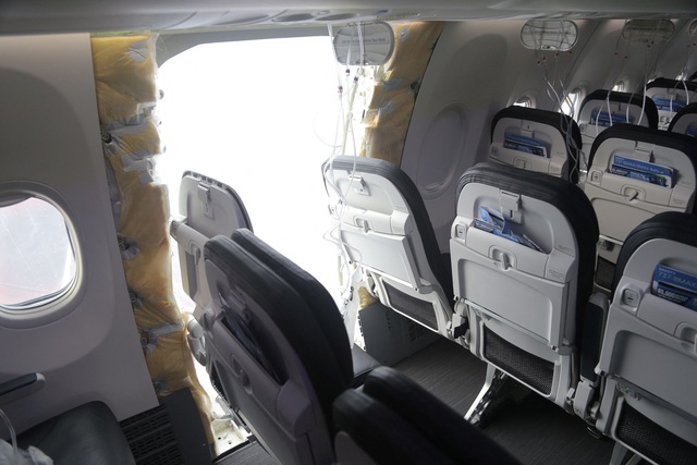 Bốn hành khách kiện Alaska Airlines, Boeing vì trải nghiệm kinh hoàng trên máy bay bung thân- Ảnh 1.