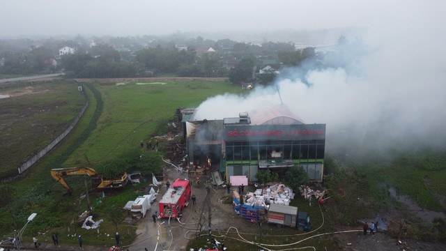 Cháy lớn tại xưởng gỗ công nghiệp ở Hà Tĩnh- Ảnh 2.
