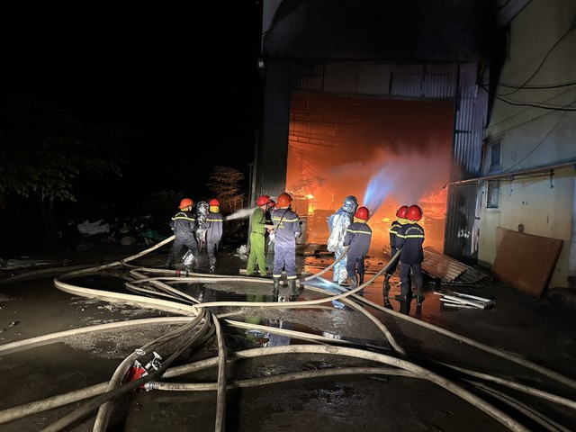 Cháy lớn tại xưởng gỗ công nghiệp ở Hà Tĩnh- Ảnh 1.