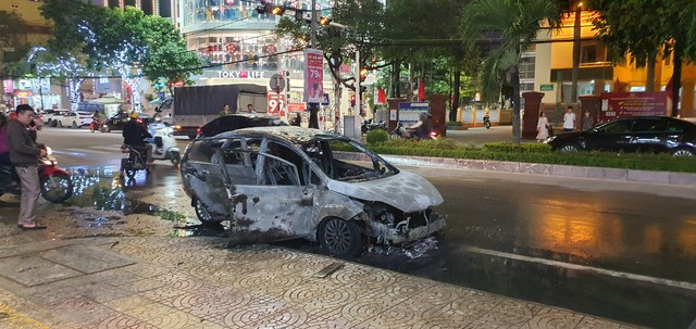 Quảng Bình: Xe ô tô bốc cháy khi đang di chuyển trên đường- Ảnh 1.