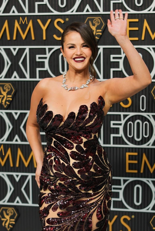 Selena Gomez lên đồ khét lẹt, nhiều mỹ nhân diện trang phục xuề xòa tại Emmy- Ảnh 4.