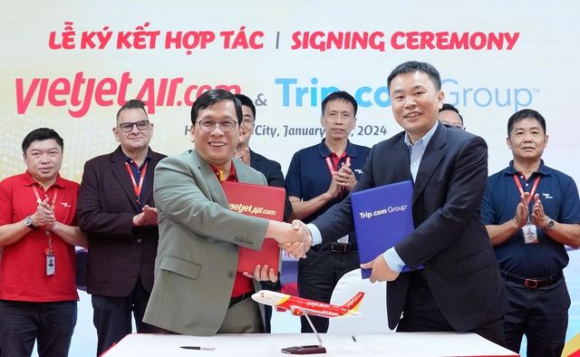 Ông Đinh Việt Phương (trái), Tổng Giám đốc Vietjet và ông Yudong Tan, Giám đốc điều hành mảng hàng không của Tập đoàn Trip.com cùng ký kết hợp tác chiến lược