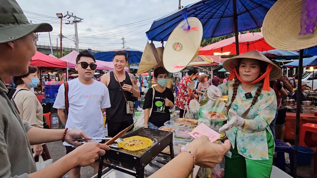 Quầy bánh tráng nướng đắt khách của chàng rể Việt tại Thái Lan- Ảnh 1.