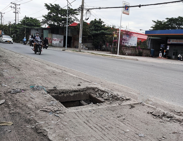 Hố ga không có nắp đậy, nguy hiểm- Ảnh 1.