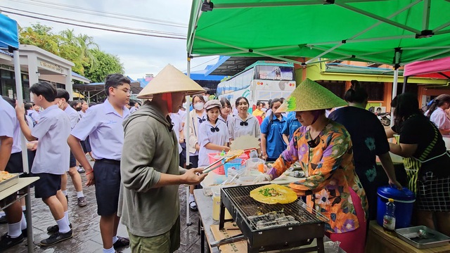 Quầy bánh tráng nướng đắt khách của chàng rể Việt tại Thái Lan- Ảnh 2.
