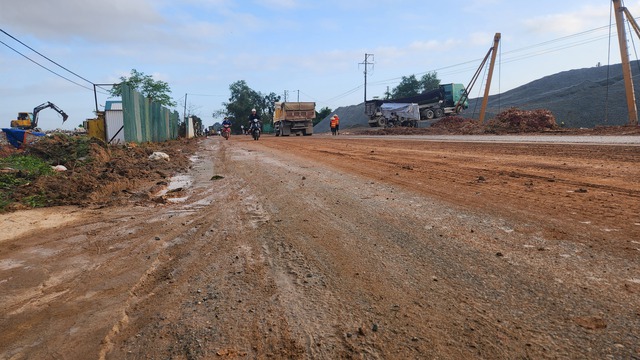 Hà Tĩnh: Tỉnh lộ 553 ngập bùn đất do ảnh hưởng từ thi công cao tốc- Ảnh 3.