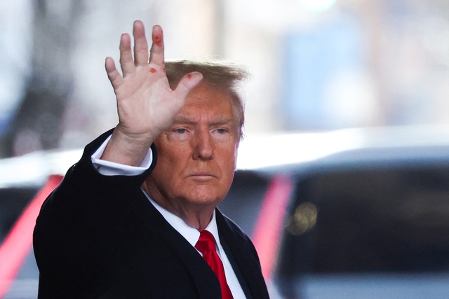 Vết đỏ bất thường trong lòng bàn tay ông Trump là gì?- Ảnh 1.