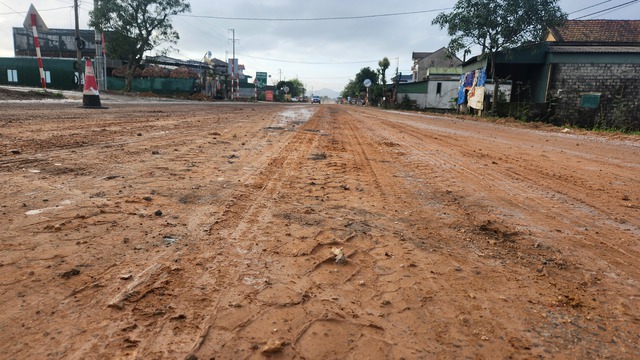 Hà Tĩnh: Tỉnh lộ 553 ngập bùn đất do ảnh hưởng từ thi công cao tốc- Ảnh 6.