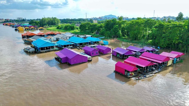 Ra mắt làng bè đa sắc màu ngã ba sông Châu Đốc- Ảnh 1.