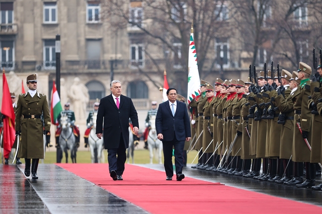 Thủ tướng Phạm Minh Chính đến Budapest, bắt đầu thăm chính thức Hungary- Ảnh 2.