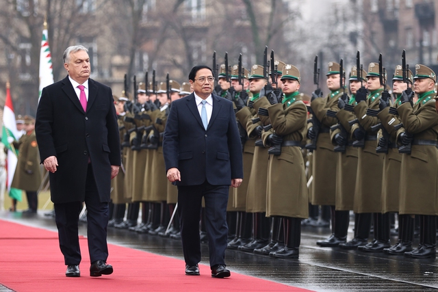 Thủ tướng Phạm Minh Chính đến Budapest, bắt đầu thăm chính thức Hungary- Ảnh 3.